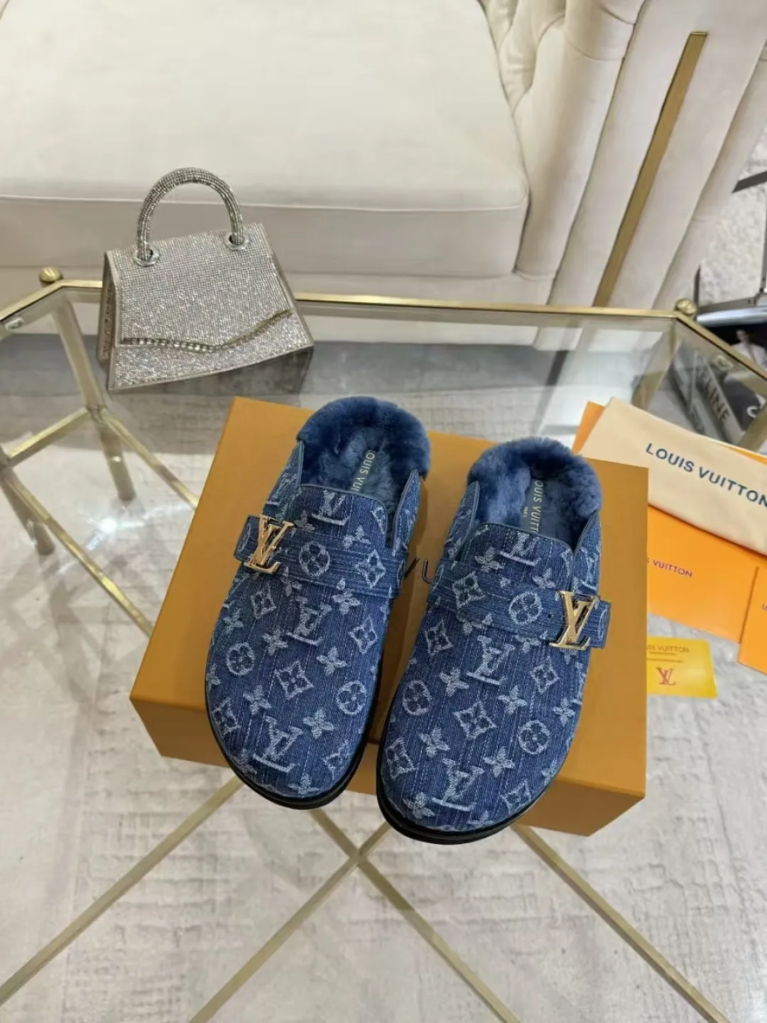 p600✨ LV Couple’s Wool Slippers｜Full of high-end feel, the soles of your feet are luxurious✨ We have achieved the ultimate restoration of the "higher version" of this pair of LV classic toe-toe slippers! 👫💫 🌟 The core advantages are clear at a glance: ✔️ Original jacquard + cowhide fabric, delicate texture, high-end at first glance; ✔️ 280% pure wool lining, wearing barefoot is like stepping on clouds ☁️, soft and skin-friendly and not sweaty; ✔️ Non-slip rubber bottom + three-dimensional toe design, super stable for walking, fashionable and practical!  👀 Must-have attention to detail: Belt buckle + classic LV presbyopic elements, revealing the aura of a big-name brand in a low-key manner ~ Whether it is a couple dating or a trip with besties, both of them are the focus when they go out👟💖 ✨ Easily match the wardrobe: jeans + sweaters, lazy and casual style ✔️ Coat + skirt, refined and elegant ✔️ One pair of shoes can handle a variety of styles, and the sense of luxury is never artificial ~ #LV slippers #couple outfit #High-End Customization #Quality Shoes Recommendation Fabric: Yangjing/classic jacquard fabric Lining: Imported wool lining Sole: Original rubber sole Size: Female 35-41 Male 38-46